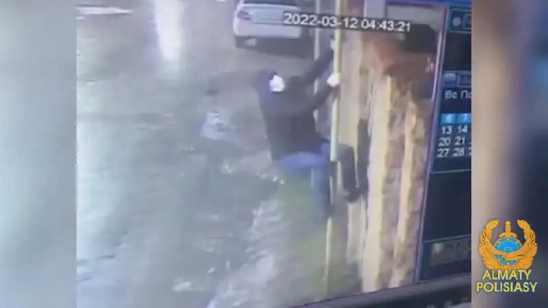 Вор перепрыгивал через заборы в Алматы – видео