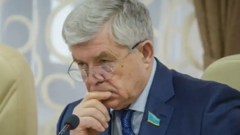 Божко: Артисты не сходят с экранов, а депутатского голоса в принципе не слышно