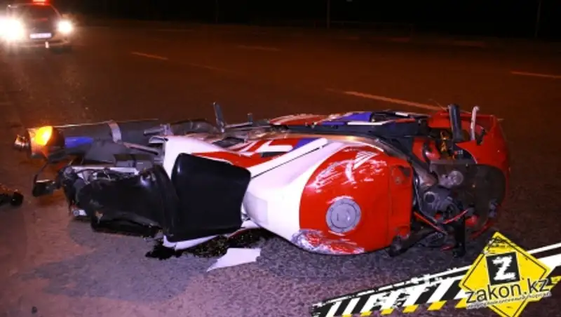 В Алматы мотоциклист разбился, наехав на ямы 