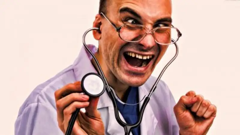 Врач лечил пациентов коктейлем из водки и кошачьей слюны