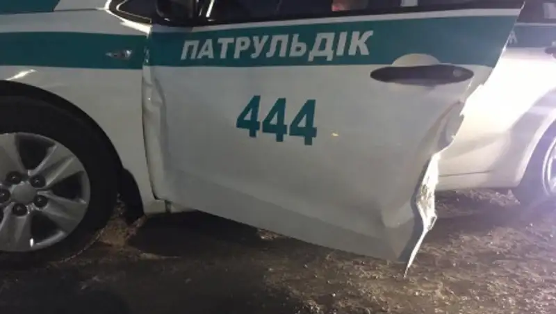 Двух полицейских сбил свадебный кортеж в Алматы