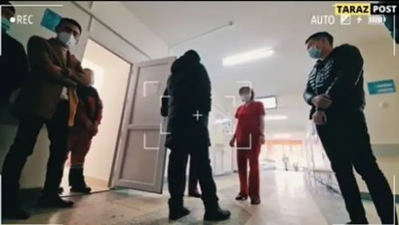 В Сети появилось видео, где работников скорой "принуждают" вакцинироваться