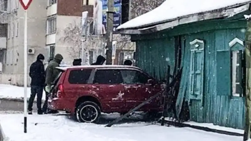 Автомобиль протаранил дом в Павлодаре