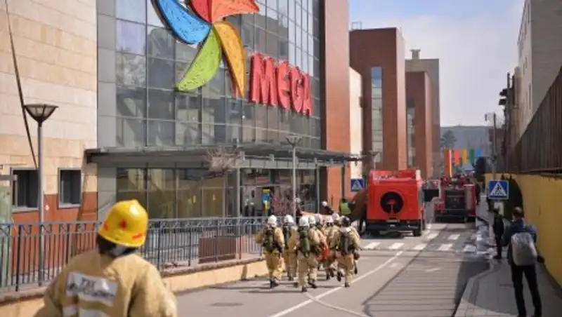 Из алматинского ТЦ эвакуированы более 2500 человек