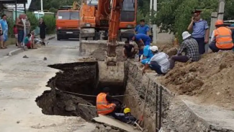 Спасателям удалось извлечь живыми заваленных землей рабочих в Шымкенте