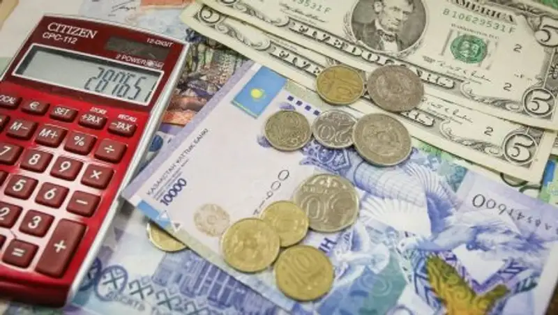 Тенге продолжает падать