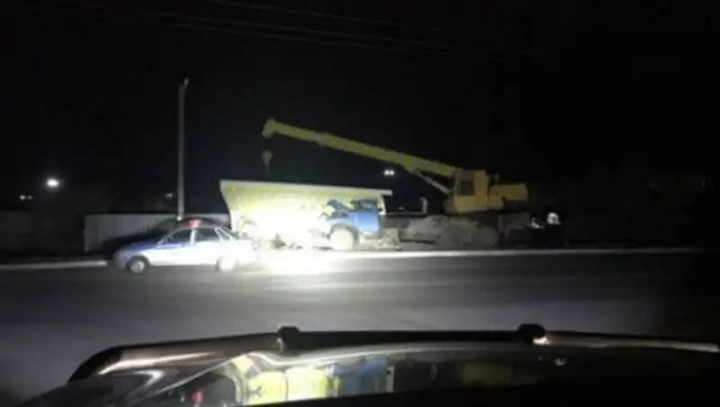 В Костанае пьяный водитель на автокране врезался автобусную остановку