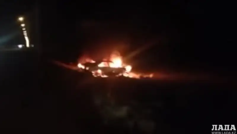 В Актау по дороге в аэропорт сгорел автомобиль «Toyota Camry»