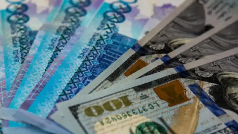 Тенге начал неделю с небольшого падения