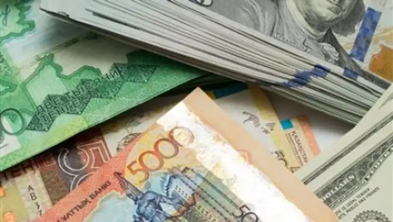 Тенге немного укрепился на утренних торгах