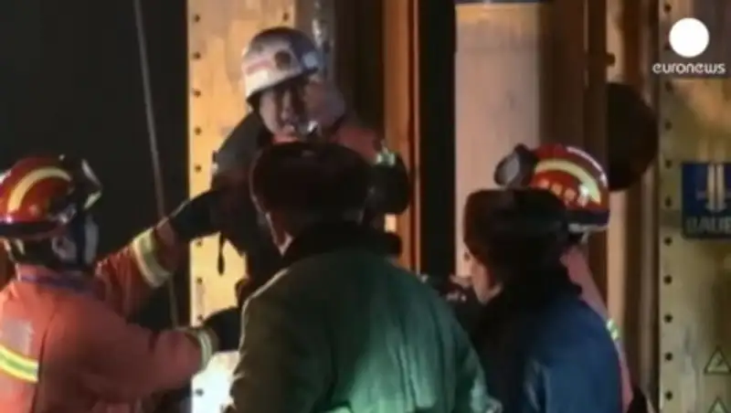 В Китае спасатели извлекли шахтеров, которые провели под землей 36 дней