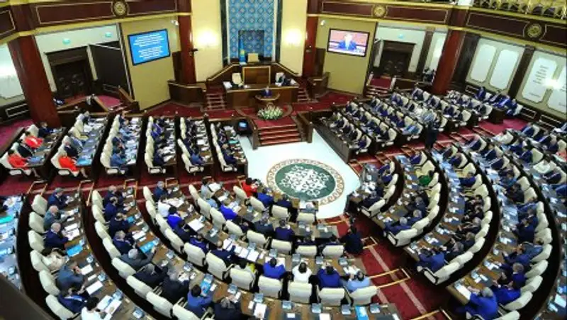 Депутаты казахстанского парламента ушли на каникулы