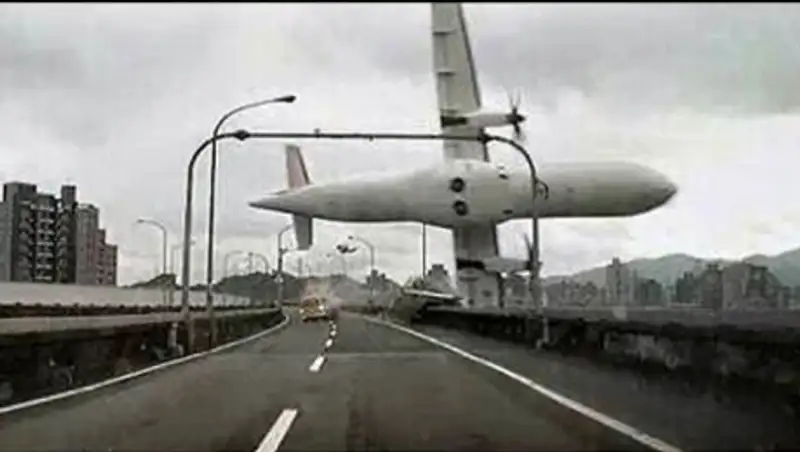 Крушение ATR на Тайване: число жертв достигло 40