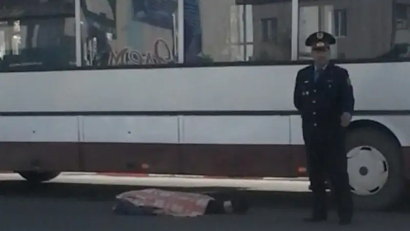 В Рудном автобус насмерть сбил пенсионерку