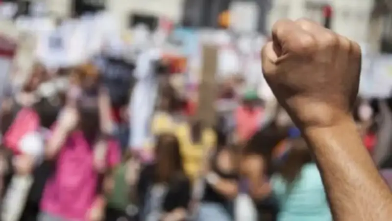 Базовые принципы мирных собраний установят законодательно в Казахстане