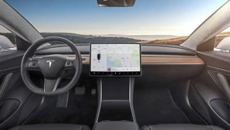 Автопилот Tesla принял Луну за желтый свет светофора