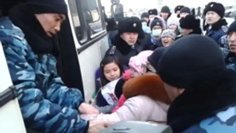 Женщины и дети, задержанные в Астане во время митинга, были практически сразу отпущены