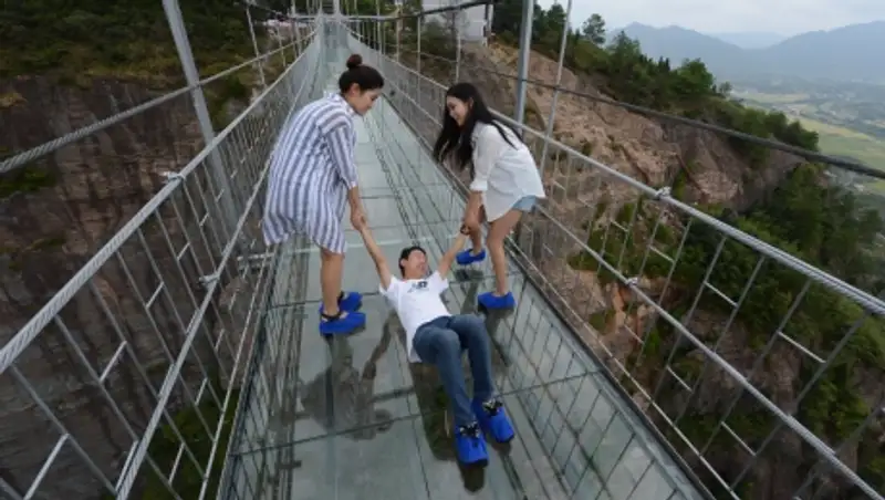 В Китае стеклянный мост треснул под ногами туристов