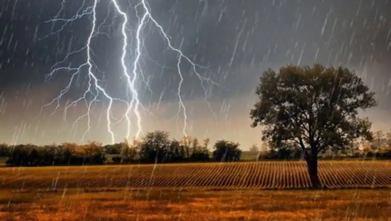 Пятница 13-е: На юге погода без осадков, на севере - ветер и град