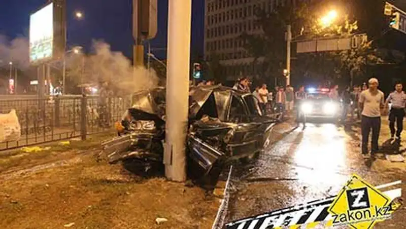 В Алматы Мицубиси Галант врезался в столб и загорелся