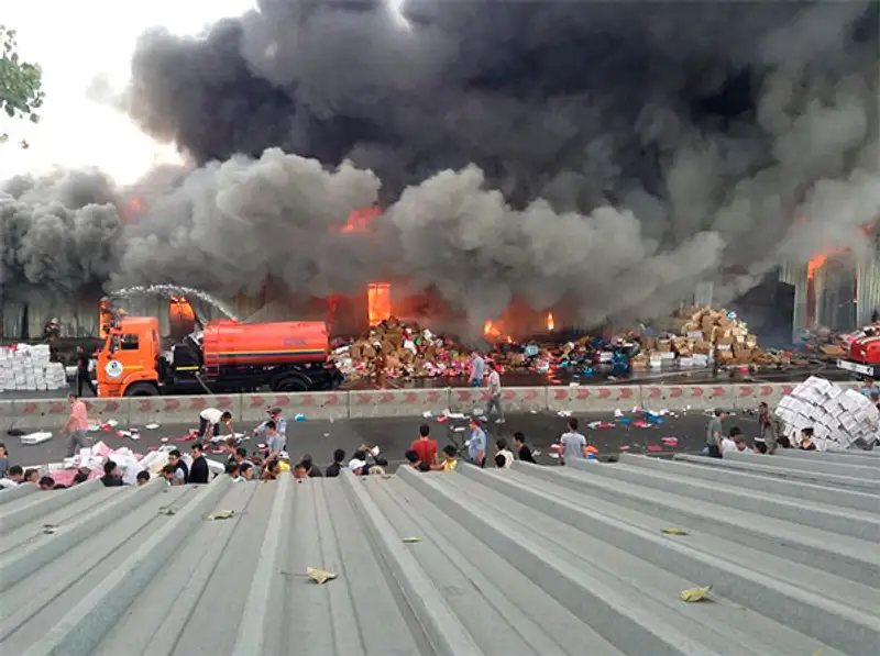 В Алматы горит один из рынков «барахолки» (фото), фото - Новости Zakon.kz от 13.09.2013 21:36