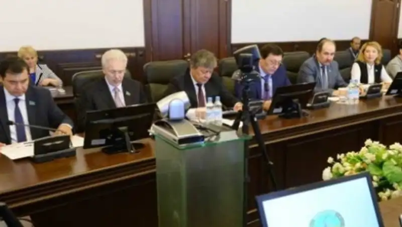 Булат Бакауов встретился с сенаторами и мажилисменами