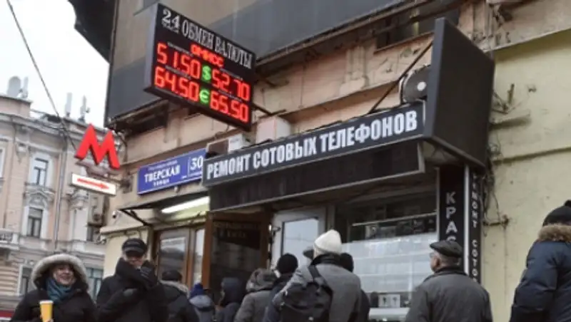 Курс доллара упал ниже 51 рубля