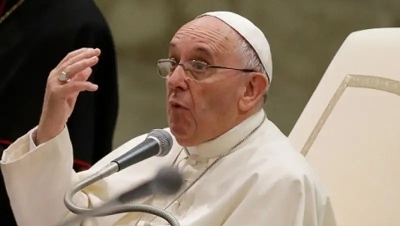 Сотни тысяч католиков требуют от Ватикана осудить гей-браки