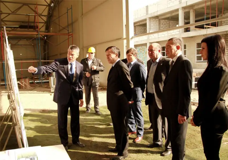 А.Джаксыбеков посетил объекты футбольного клуба «Кайрат», фото - Новости Zakon.kz от 24.10.2013 15:58