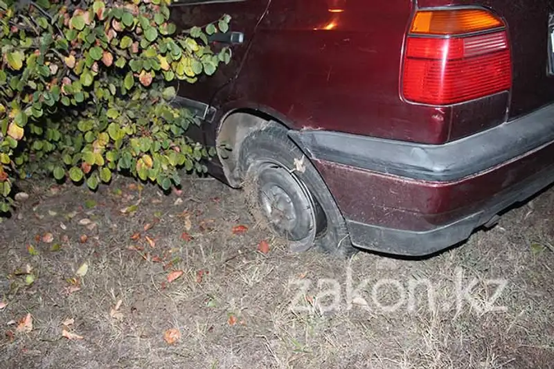 Водитель Фольксвагена «не вписался» в поворот и вылетел с дороги, перевернувшись (фото) Водитель Фольксвагена «не вписался» в поворот и вылетел с дороги, перевернувшись (фото), фото - Новости Zakon.kz от 01.11.2013 21:37