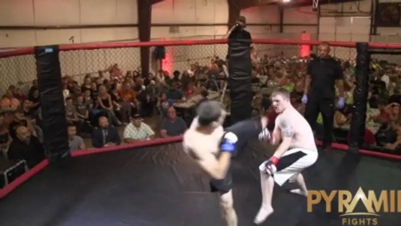 Боец MMA нокаутировал соперника первым ударом на четвертой секунде боя