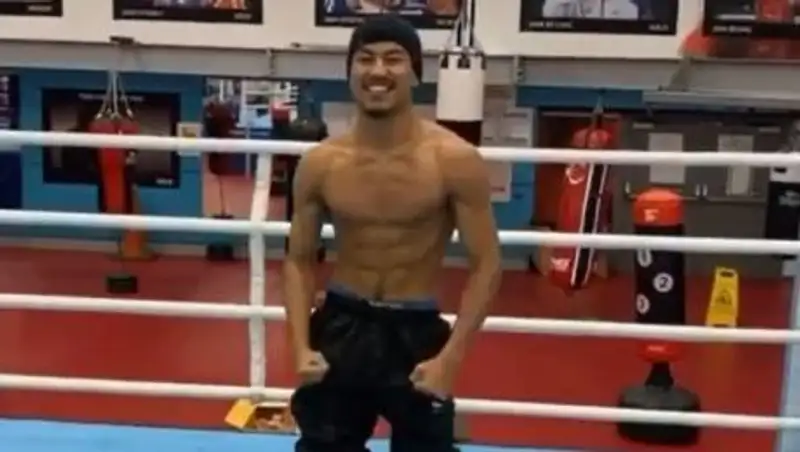 Казахстанский нокаутер показал акробатический трюк на тренировке