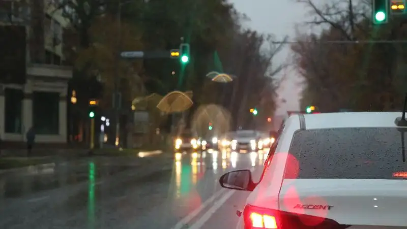 Гроза, снег и сильный ветер ожидаются в Казахстане