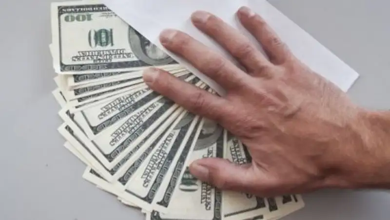 В Бишкеке разыскивают мошенника, который обманывает министров