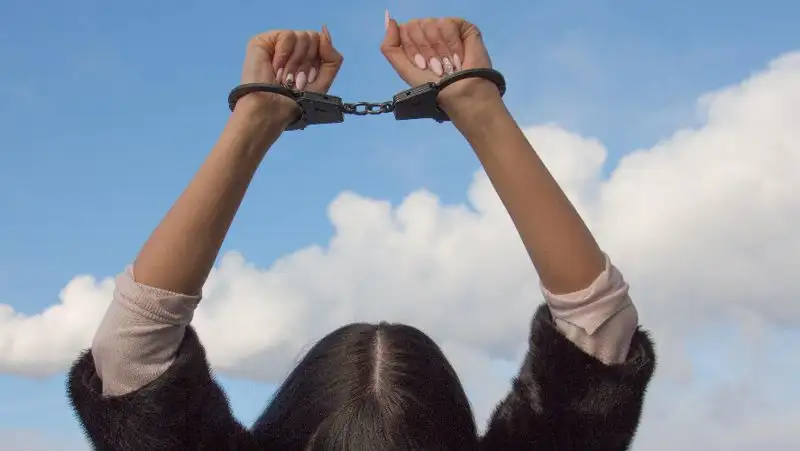 Кассир в Шымкенте инсценировала разбойное нападение, чтобы скрыть растрату