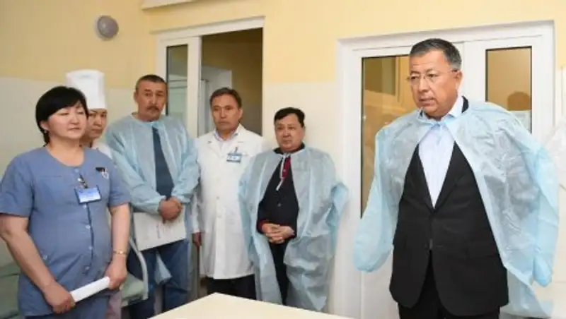 Аким ЮКО навестил отравившихся мороженым