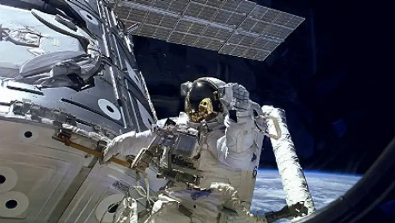 Российские космонавты починили туалет на МКС