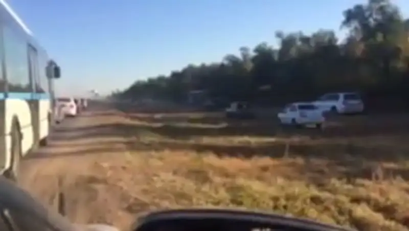 Десятки машин из пригорода Астаны объезжали пробки по полю