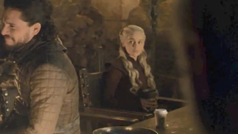 Софи Тернер назвала виновного в появлении кофе в кадре в "Игре престолов"