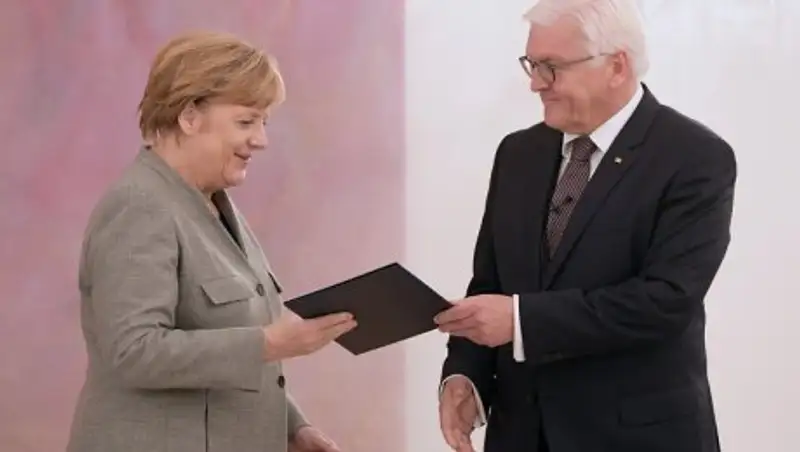 Правительство Меркель формально ушло в отставку