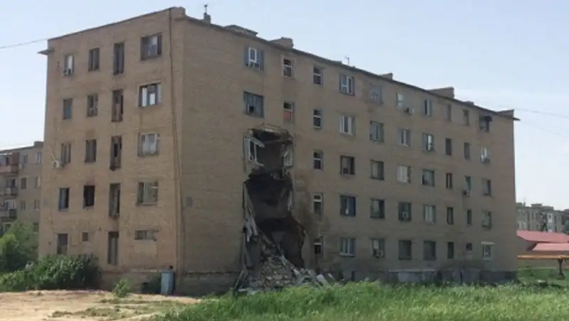 В Атырау обрушился подъезд общежития