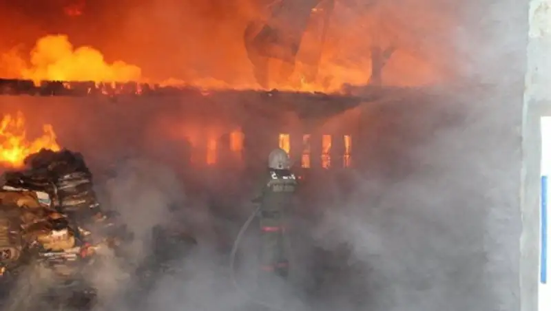 Крупный пожар на складе чуть не уничтожил частные дома в Усть-Каменогорске