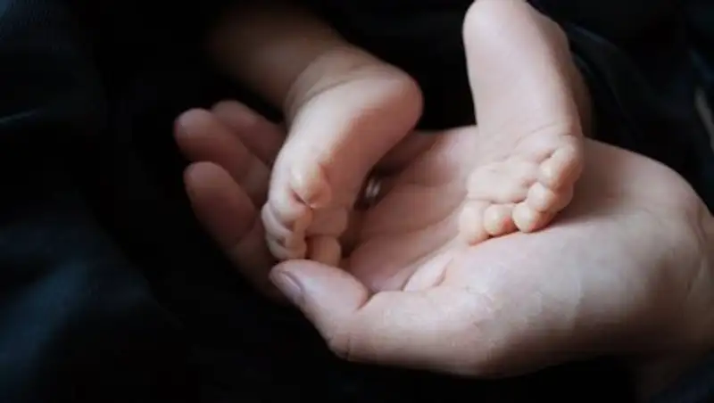 Американка родила близнецов в разные месяцы и годы