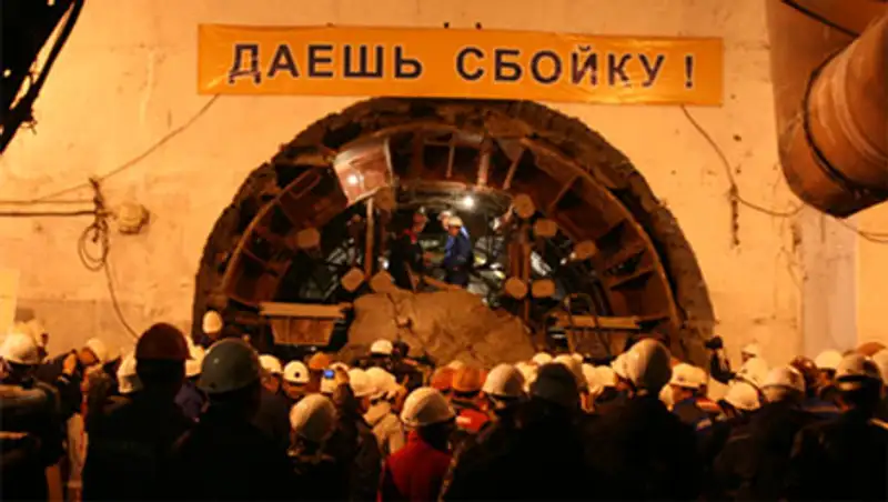 АО «Алматыметрокурылыс» произвело сбойку правого перегонного тоннеля второй очереди метро, фото - Новости Zakon.kz от 01.11.2013 18:20