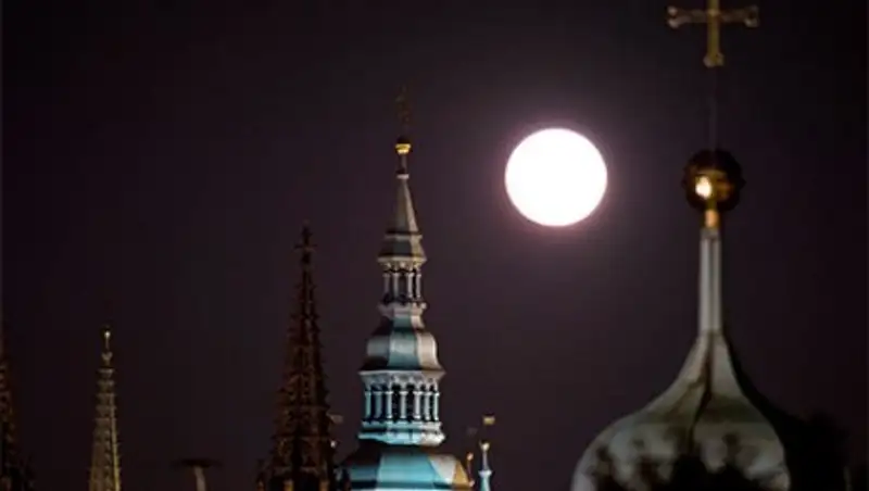 Названы сроки падения Луны на Землю