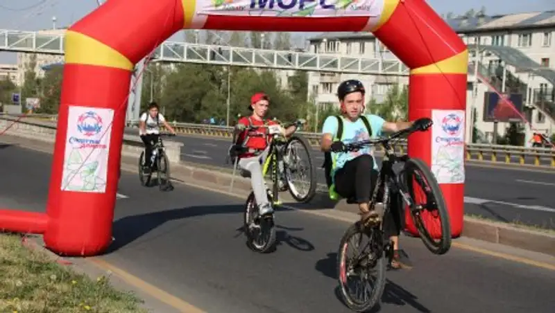 Жители и спортсмены Алматы отметили день города велопробегом