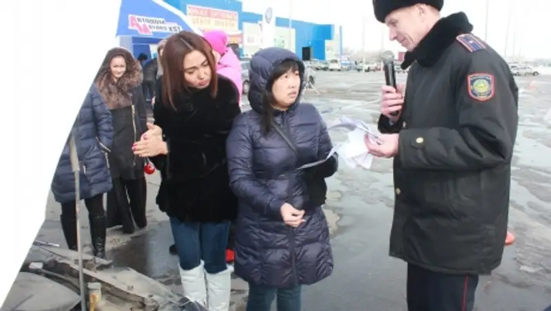 В Костанае полицейские в преддверии 8 марта учили женщин ремонтировать машины