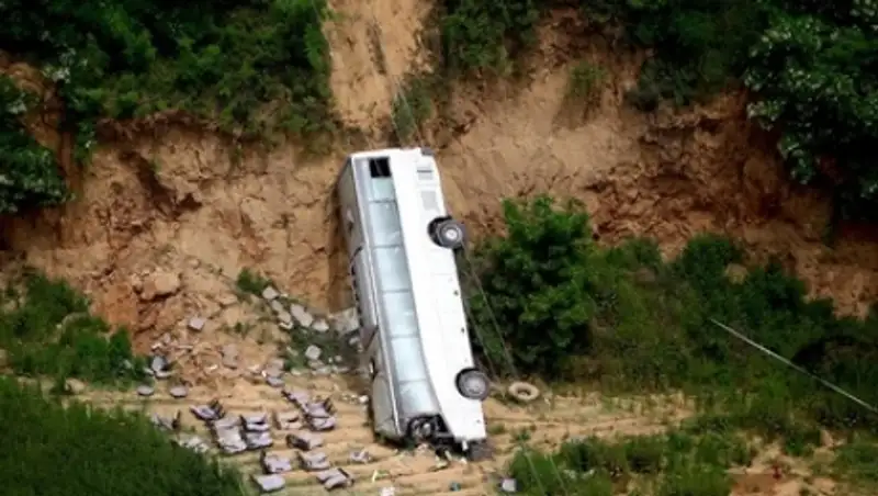 В Китае 35 человек погибли в результате падения автобуса в ущелье