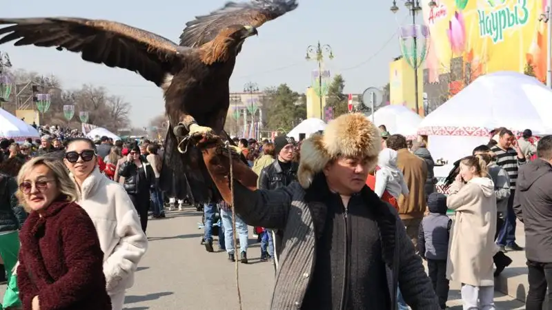 Алматинцы отмечают Наурыз: На площади , фото - Новости Zakon.kz от 22.03.2023 12:37