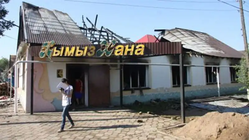 Пожар в районе рынка полностью уничтожил кафе в Уральске